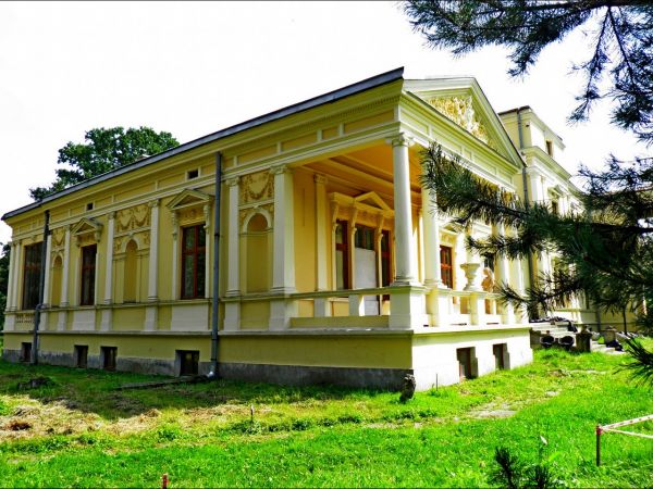 Pałac Turnauów w Urzejowicach z 1887 roku w trakcie odbudowy  i park krajobrazowy .