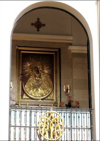 Obraz Matki Bożej Ostrobramskiej w Skarżysku został namalowany przez artystkę - malarkę Panią Izabelę Borowską (wilniankę).