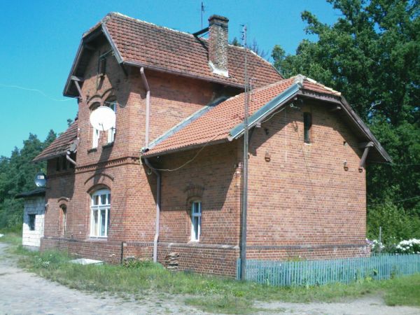 Stacja od drogi dojazdowej.