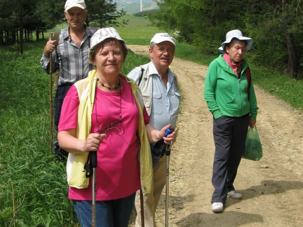 na zboczu g. Wyszołaz - 590m npm - tą drogą - okrążając g. Tusta - 454m npm do m. Zboiska zmierzać będziemy /jest galeria - zapraszam !/.