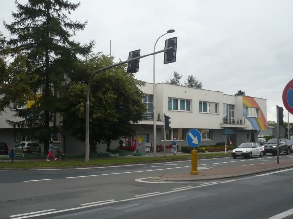 Loca Wrocławska i budynek Sółdzielni Mieszkaniowej.