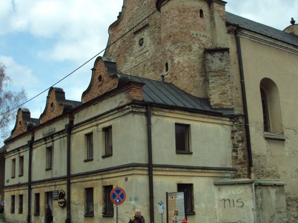 Dawna synagoga żydowska w stylu manierycznym z pocz. XVII stulecia. Napis na zewnętrznej elewacji ściany zachodniej: MA NORA HAMAKOM HAZE, EJN ZE KI IMBET ELOHI