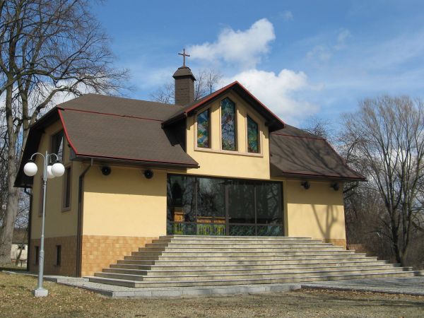 Kaplica - poświęcona kultowi męczennika św. Andrzeja Boboli - do Towarzystwa Jezusowego wstąpił w 1611r. Zajmował się głównie nawracaniem prawosławnych na wiarę