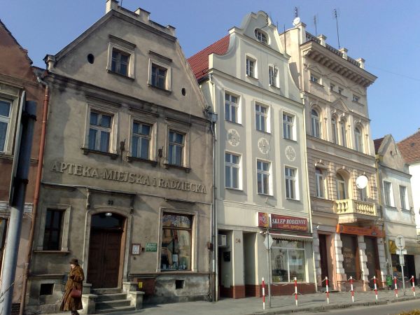 Nazwa określała wzajemne związki apteki i miasta: miejska, bo apteka udzielała wysokiego rabatu na wydane na rachunek miasta leki dla biednych; radziecka - gdyż