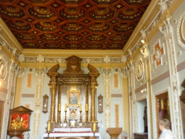 kaplica nowicjacka pw. św. Stanisława Kostki, tam też pod ołtarzem relikwie świętego - patrona młodzieży polskiej, zwraca uwagę kunsztowny sufit kasetonowy.