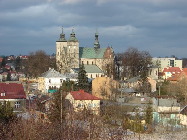 KOLEGIATA WIDOK Z CMENTARZA