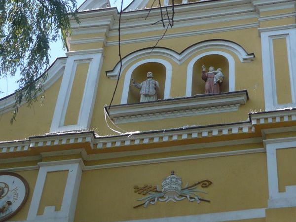 Fasada kościoła w Pogrzybowie.