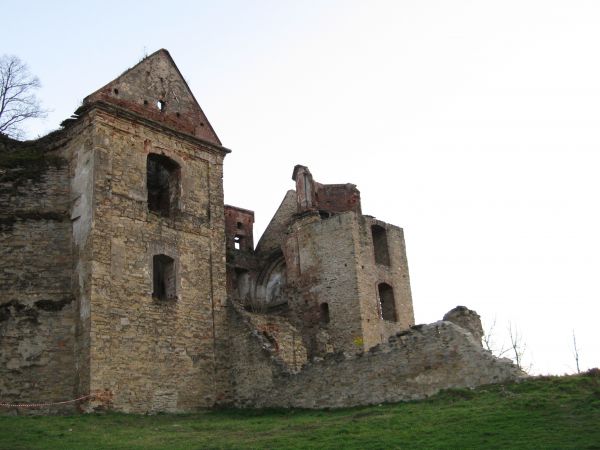 Przeprowadzone zostaną także prace konserwatorskie murów w obrębie ogrodu i wieży. No i 31.05.2014r. oddana została wieża widokowa z tarasem na wysokości 22 met