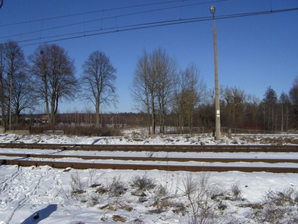 W tym miejscu znajdował się przejazd strzeżony przez dróżnika zlikwidowany przy przebudowie torów stacji Gamerki W.