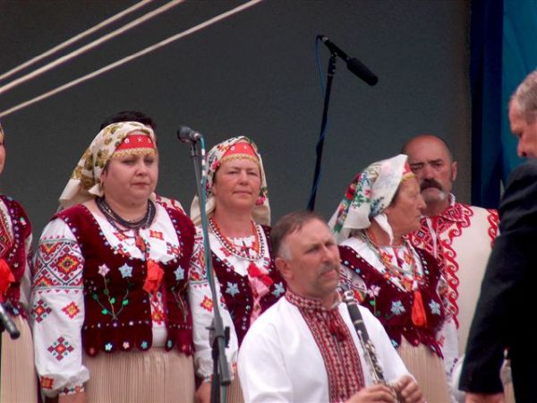 Olchowiec - w czasie "kermeszu" występują zespoły ludowe (by jaslak-60)