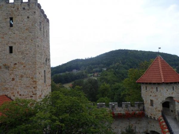 wieża zamkowa oraz baszta narożna a pod nią jedna z bram no i mury - bogato ukwiecone - powiedziano nam, że to z szacunku dla turystów i miejsca tego.