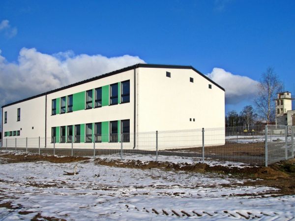 Nowy obiekt Zespołu Szkół Ponadgimnazjalnych w Czarnej Wodzie, wybudowany przez firmę STEICO (produkcja płyt pilśniowych), w miejsce innego obiektu zajętego prz