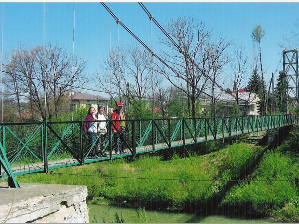 przechodzimy po kładce dla pieszych i rowerzystów - nad rzeką Wisłok, chcemy dotrzeć na ul. Nadbrzeżną.