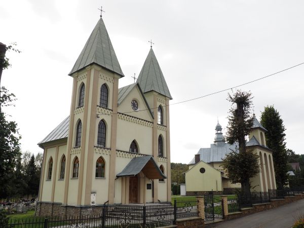 kościół zaś parę metrów dalej : cerkiew - dla wszystkich świątynie otwarte, no a z tyłu cmentarz - i miejsca też dla wszystkich starczy... Pobudowane zostały w