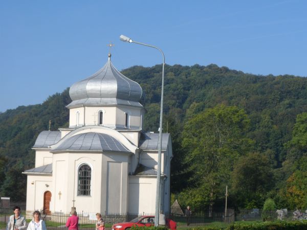 cerkiew greko-katolicka pw. Trójcy Świętej, z 1899-1900r. - użytkowana przez wyznawców obrządku rzymsko-katolickiego, obok po prawej cmentarz grzebalny wyznawcó