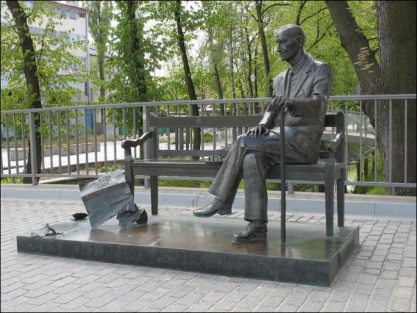 Jan Karski (Jan Kozielewski) - emisariusz Polskiego Państwa Podziemnego. Pierwszy powiedział światu o zagładzie narodu żydowskiego i nie zoatał wysłuchany.