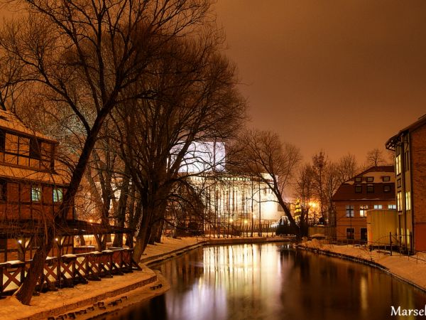 Rzeka Młynówka, z lewej Wyspa Młyńska, w tle Opera Nova