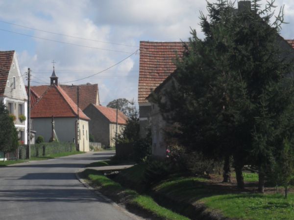 Godków   a widoczny w oddali budynek to...