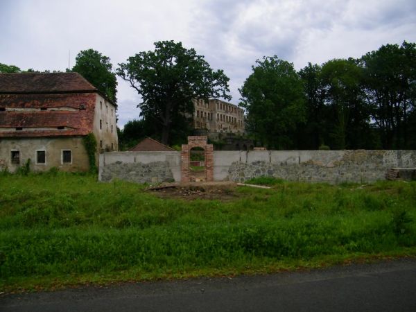 nie wszystko popadło w dewastację widziałem maszyny budowlane coś się robi na lepsze czy jakaś pozoracja nie wiem