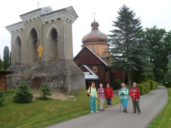 przy cerkwi - dziś kościele, po remoncie, ośmioboczny tambur stanowi bazę dla osadzenia miedzianego hełmu baniastej kopuły, zwieńczoną pozorną latarnią z krzyże