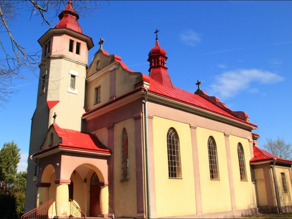 Kościół rzymskokatolicki w Piątkowej - zbudowany w latach międzywojennych .