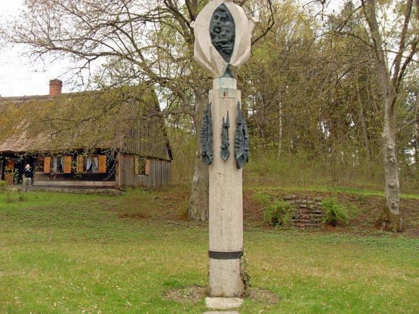 Chałupa gburska z  Piechowic – datowana na k. XVIII w. Część podcienia zabudowana w latach 80-tych XIX w. Miejsce spotkań twórców ludowych oraz zespołu folklory