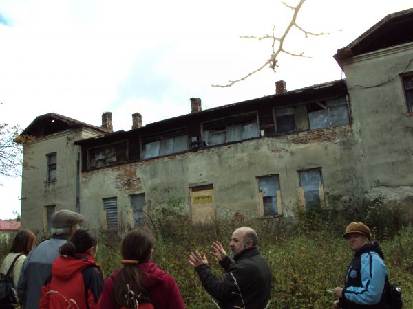 przed: dwór obronny Herburtów, wzniesiony w II poł. XVI w. w typie kasztelu z basztami alkierzowymi. Spalony w 1830r. i odbudowany. Po II w.św. przebudowany, mi