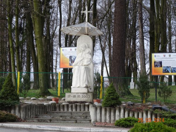 na rozdrożu : kapliczka z figurą Matki Bożej z Dzieciątkiem - przed / na skwerze: "wytyczone" obszary wsi Gminy Brzozów - toteż pewnie mieszkańcy tych ziem upra