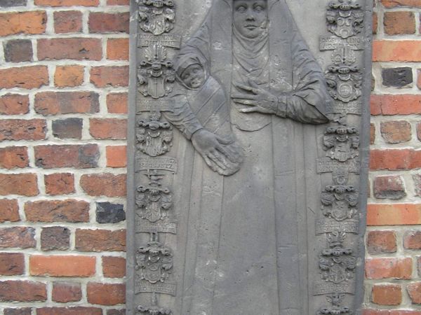 Epitafium Anny Uthmann w murze kościoła