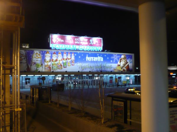 Widok starego dworca PKP ze schodów nowego dworca PKP.