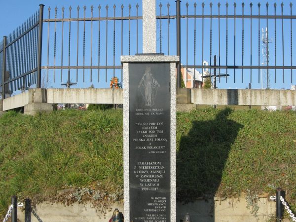 na zdjęciu: jak w opisie tablicy / krzyża.