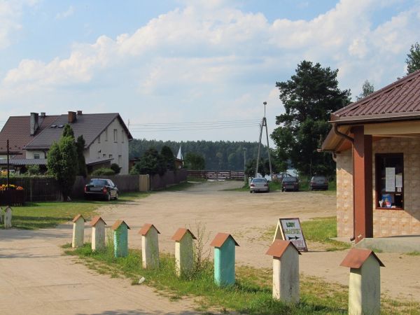 Dojście do jeziora przy barze Pod Śluzą