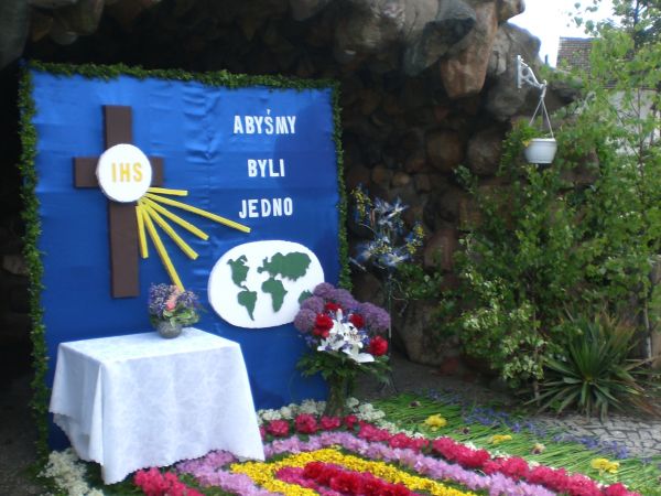 Grota przy kościele w Zimnej Wódce w czasie Bożego Ciała