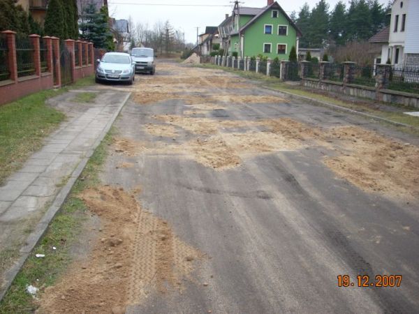 Droga osiedlowa po remoncie.