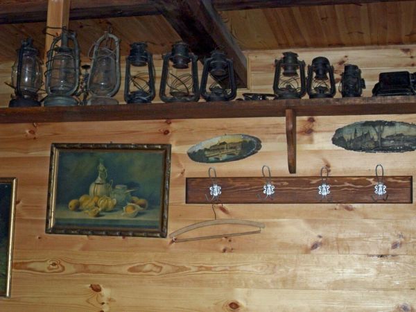 Tak wygląda wnętrze w Barze Stopka. Różne starocie.