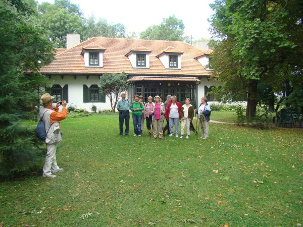 studenci UTW z Sanoka pozują w parku ładnym, przed eleganckim dworem - a fleszy ... tam dostatek !
