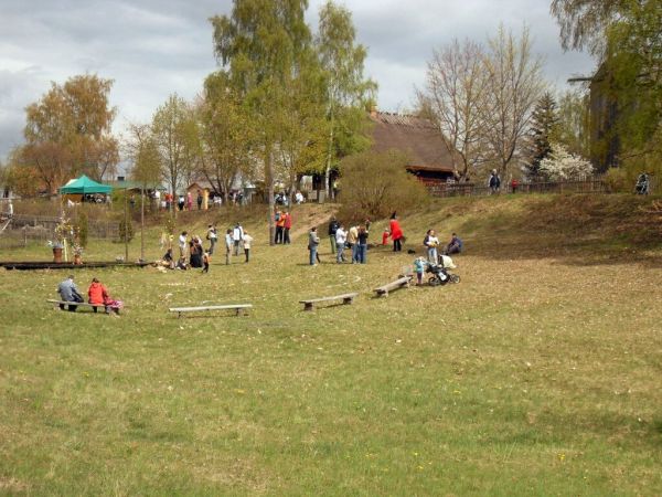 Wolny plac na terenie skansenu