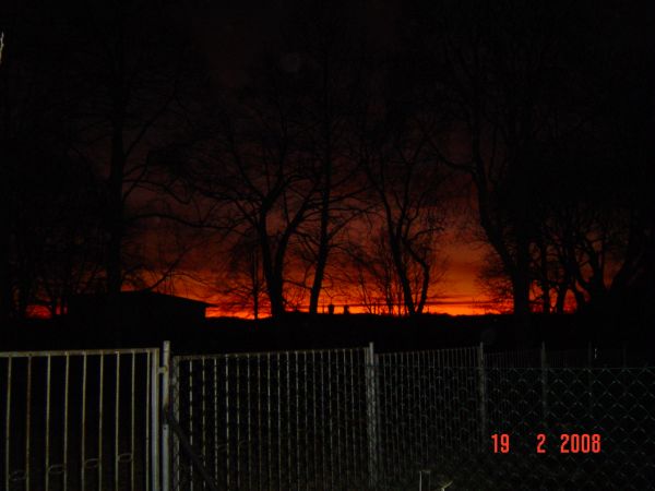 Łuna na horyzoncie.