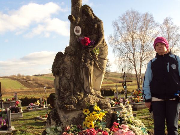 Na cmentarzu rzymsko-katolickim zwraca uwagę rzemieślniczej roboty wysoki krzyż z aniołem i Matką Boską na grobie Zygmunta Ścibor-Rylskiego - kiedyś właściciela