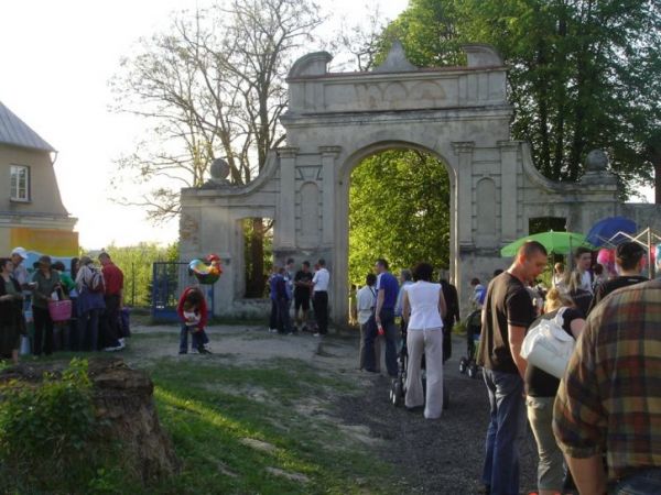 Zawieprzyce - barokowa brama z XVII w.
Majowka 2009 w ruinach zamku.