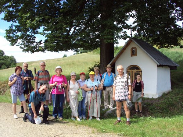 przed/obok: kapliczki przydrożnej, czytaj dalej: będzie wystrój !