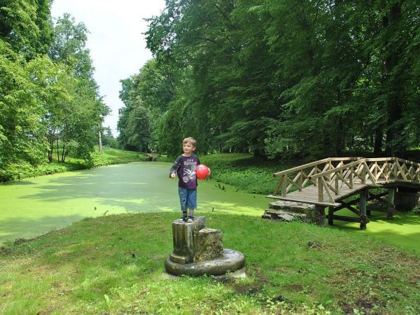 Park dworski. Na starym postumencie ALEXANDER.