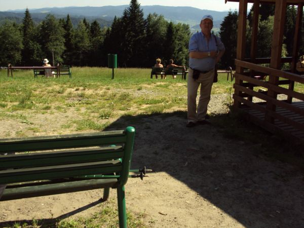 na polanie szczytowej Góry Parkowej - 714m npm -  przyst. nr 6 wytyczonej edukacyjnej ścieżki przyrodniczej