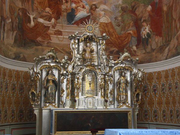 kościół pw. św. Józefa - wnętrze prezbiterium, zamknięte półkolistą apsydą, którą flankują zakrystie. Powyżej w sposób panoramiczny przedstawienie sceny  Pokłon