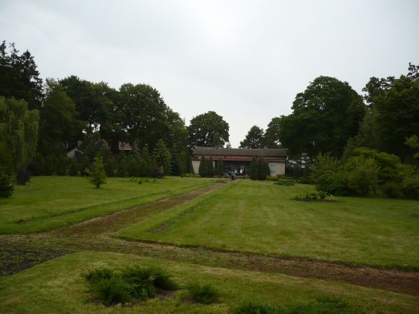 Widok z głębi ogrodów w stronę plebani