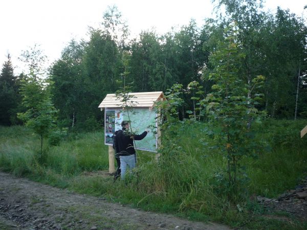 Na trasie "Podbabiogórskiego Szachowiska" Tablica na Bieńkowskim Dziele.Szlak turystyczny czarny i czerwony.