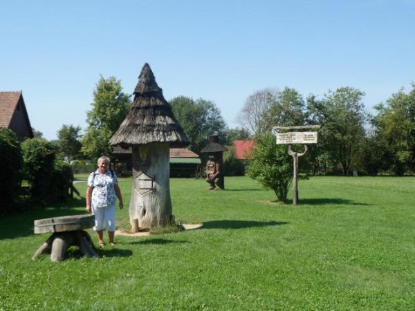 pośród ekspozycji i obiektów prezentowanych w skansenie pszczelarstwa..