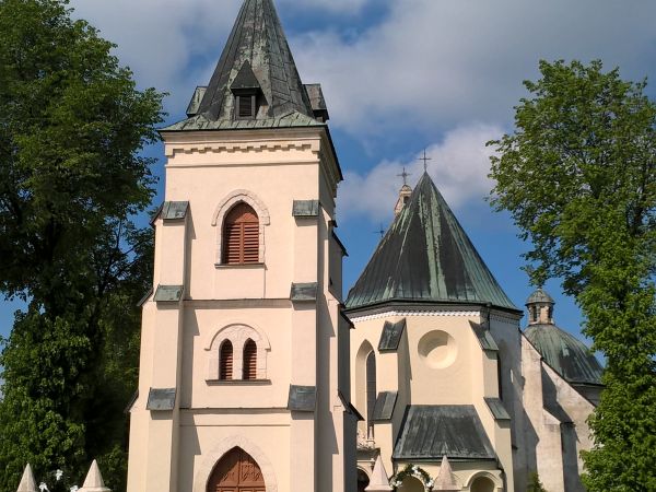 Na zdjęciu auto z XXI w.  spotyka się z piękną architekturą gotyku .Kościół Przenajjświętszej  Trójcy  fundacji królewskiej Pary Jadwigi i Władysława Jagiełłów.