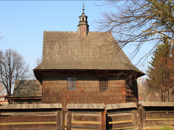 Drewniany kościół konstrukcji zrębowej pw. św. Sebastiana, wzniesiony w roku 1737. W roku 1980 był gruntownie odnawiany z całkowitą wymianą gontów.