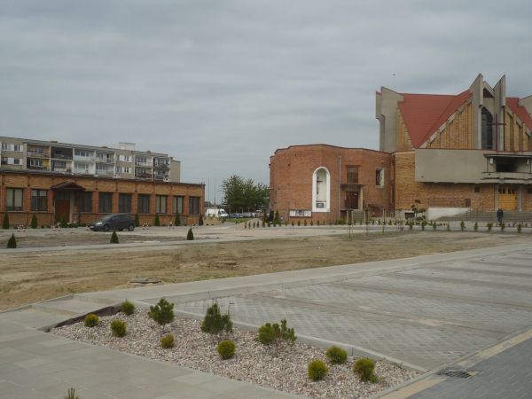 Kościół  p.w Św.Pawła  Apostoła  i  do  m  Katolicki  dawniej  kaplica  już  nie  długo  na  placu  przykościelnym  będzie  nowa  dzwonnica,obecnie  jest  już